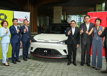 ROSLAN Abdullah (empat dari kanan) pada majlis pengumumkan kerjasama pembiayaan tersebut di sini, baru-baru ini.