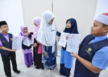 GURU Besar Sekolah Rendah Islam (SRI) Seremban, Suzana Yusof, (tiga dari kanan) dan Guru Besar SRI Seremban, Nilai, Nurhayati Daleh (tiga dari kiri) bersama anak murid mereka Harith Amrullah Almuhaymin (kanan), Nik Ufaira Nik Muhammad Hafiz (dua dari kanan) Wan Ulya Wan Muhammad (dua dari kiri) dan Muhammad Saif Zakwan Shahrul Zaim (kiri) yang memperoleh keputusan cemerlang 8A dalam Ujian Penilaian Kelas KAFA (UPKK) Tahun 2023 ketika ditemui pada majlis meraikan dan mengambil keputusan UPKK 2023 di SRI Seremban hari ini.-UTUSAN/MOHD. SHAHJEHAN MAAMIN.