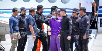 SUSPEK kes tembakan di Balai Ketibaan Terminal 1, Lapangan Terbang Antarabangsa Kuala Lumpur (KLIA), Hafizul Hawari dikawal ketat pasukan polis ketika tiba di Pangkalan Semenanjung Pasukan Gerakan Udara di Subang, di sini semalam. - UTUSAN/SADDAM YUSOFF