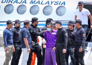SUSPEK kes tembakan di Balai Ketibaan Terminal 1, Lapangan Terbang Antarabangsa Kuala Lumpur (KLIA), Hafizul Hawari dikawal ketat pasukan polis ketika tiba di Pangkalan Semenanjung Pasukan Gerakan Udara di Subang, di sini semalam. - UTUSAN/SADDAM YUSOFF