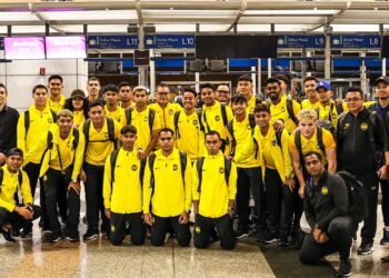 PASUKAN Bawah 23 kebangsaan bergambar di Lapangan Terbang Antarabangsa Kuala Lumpur (KLIA) Sepang, kelmarin sebelum berlepas ke Qatar untuk siri perlawanan ujian sebagai persediaan Piala Asia B-23. - IHSAN FAM