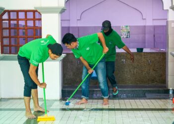 KERJA pembersihan yang dilakukan sebahagian skuad Dettol di salah sebuah masjid terpilih.