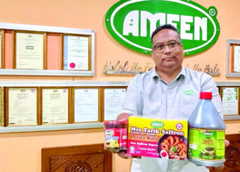 Suhaimi Ahmad menunjukkan produk popular jenama Ameen keluaran Qubra Food yang beroperasi di Napoh Kubang Pasu.