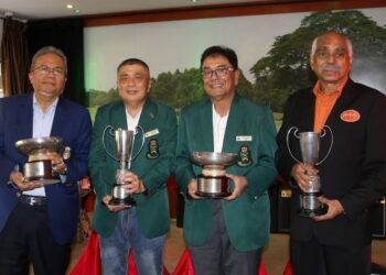 EZANI Abu Bakar (dua dari kanan), Zulkifli Ismail (kiri) dan C. Sivanandan (kanan) bersama trofi bagi setiap kategori yang bakal menjadi rebutan 90 pemain remaja dalam Kejohanan Golf Jemputan Remaja Ke-9 (JIGC) di Kelab Golf Royal Selangor (RSGC) pada 14 hingga 16 Mei ini.