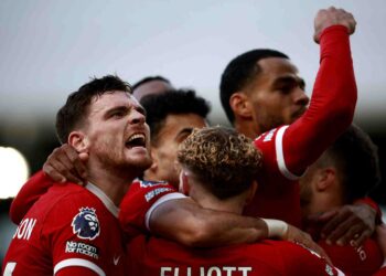 PEMAIN pertahanan Liverpool, Andrew Robertson (kiri) meraikan gol ketiga menentang Fulham bersama rakan sepasukan di Craven Cottage, London, semalam. - AFP