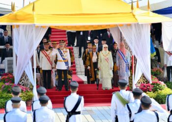 JUHAR Mahiruddin (dua kiri) bersama isteri Toh Puan Norlidah R. Jasni (dua kanan), Ketua Menteri, Datuk Seri Hajiji Noor (kiri) dan isteri, Datin Seri Juliah Salag (kanan) semasa Istiadat Pembukaan penggal kelima DUN Sabah di Kota Kinabalu hari ini.