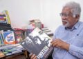 ROOSFA HASHIM menunjukkan buku biografi Einstein  The Life Of a Genius di pejabatnya di UIA Gombak Selangor. – mingguan/MOHD. FIRDAUS MOHD. JOHARI.
