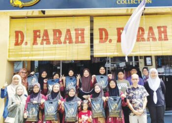 PENGHUNI asrama Pertubuhan Kebajikan Anak-Anak Yatim Islam Al-Ihsan gembira dapat membeli pakaian di Butik D’ Farah Collection, Kuala Lipis, Pahang, baru-baru ini. – UTUSAN/HARIS FADILAH AHMAD