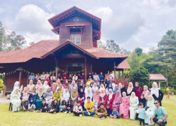 SEBAHAGIAN ahli Kelab Anak-Anak Tembeling di Lembah Klang yang menghadiri sambutan Hari Raya Aidilfitri di Bentong, Pahang, baru-baru ini.