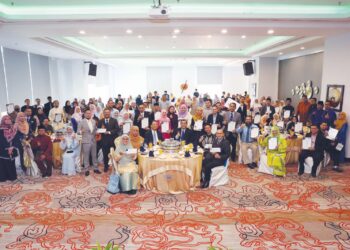 NIK Norzrul Thani Nik Hassan Thani (depan, tiga dari kiri) bersama Sharifudin Md. Shaarani (depan, tiga dari kanan) bersama para penulis buku penerbitan USIM dalam Majlis Kalam Bitara 2024 di Bangi, Selangor, kelmarin.