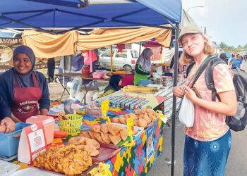 RIANNE meninjau suasana Bazar Ramadan Jerantut, Pahang dan membeli juadah kuih-muih yang merupakan pengalaman baharu dalam hidupnya. – UTUSAN/SALEHUDIN MAT RASAD