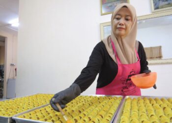 HAYATI Yaakob tekun menyiapkan tart nanas
di kediamannya di Rancangan Kemajuan Tanah (RKT) Kesedar Chalil, Gua Musang, Kelantan. – UTUSAN/AIMUNI TUAN LAH