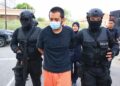 HAFIZUL Hawari diiringi anggota polis dari Bahagian Siasatan Jenayah Berat lengkap bersenjata tiba di Mahkamah Sesyen Kota Bharu, Kelantan, semalam. – UTUSAN/KAMARUL BISMI KAMARUZAMAN