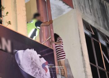 Seorang pendatang asing tanpa izin (PATI) bersembunyi di balkoni rumah bagi mengelak ditahan Jabatan Imigresen di Senai, Johor Bahru, Johor.