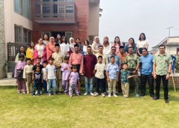 SEBAHAGIAN hadirin yang mengunjungi rumah terbuka Hari Raya Aidilfitri anjuran Kedutaan Besar Malaysia di Kathmandu, Nepal, baru-baru ini.