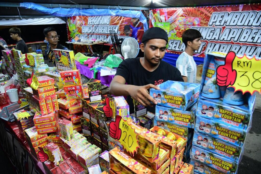 Mercun, bunga api paling dapat sambutan di bazar raya