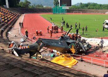 SALAH sebuah helikopter Tentera Laut Diraja Malaysia (TLDM) terhempas ketika melakukan raptai sempena Hari Terbuka Armada TLDM yang dijadualkan berlangsung dari 3 hingga 5 Mei ini di Lumut, Perak, semalam. – GAMBAR MEDIA SOSIAL