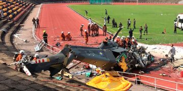 SALAH sebuah helikopter Tentera Laut Diraja Malaysia (TLDM) terhempas ketika melakukan raptai sempena Hari Terbuka Armada TLDM yang dijadualkan berlangsung dari 3 hingga 5 Mei ini di Lumut, Perak, semalam. – GAMBAR MEDIA SOSIAL