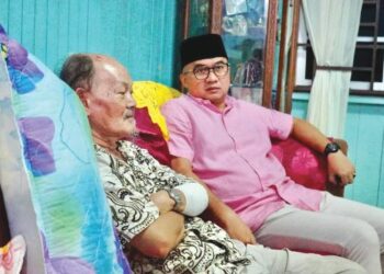 YUNUS Hassan (kiri) menceritakan detik tragis mengorbankan anak bongsunya, Nurul Izzati kepada Fadzli Mohamad Kamal yang  menziarahi keluarga itu di Kampung Lechar, Raub, Pahang.