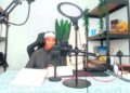 AHMAD Firdaus Mohd. Mazlan Kushairi mengendalikan siaran langsung TikTok selain membuat ulasan produk tertentu secara konsisten. 
–  UTUSAN/MEGAT LUTFI MEGAT RAHIM