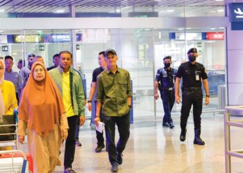 PENGARAH Jabatan Siasatan Jenayah Bukit Aman, Datuk Seri Mohd. Shuhaily Mohd. Zain (tiga dari kanan)meninjau lokasi kejadian tembakan di Balai Ketibaan, Terminal 1,  Lapangan Terbang Antarabangsa Kuala Lumpur (KLIA), Sepang, Selangor, semalam. – UTUSAN/FAISOL MUSTAFA