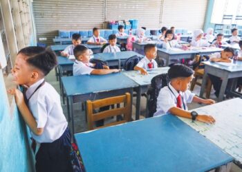 MENERUSI pembudayaan ilmu melalui kerjasama pelbagai pihak dapat menangani isu keciciran pembelajaran dalam kalangan murid di Malaysia. – UTUSAN/SADDAM YUSOFF