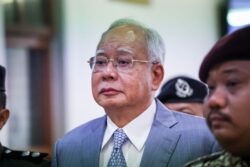 Najib tanda tangan dokumen pinjaman AS$975 – Saksi