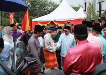 SULTAN Sharafuddin Idris Shah bersalaman dengan Anwar Ibrahim semasa majlis berbuka puasa bersama rakyat di Masjid Diraja Tengku Ampuan Jemaah, Bukit Jelutong, Shan Alam, Selangor.