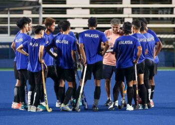 SARJIT Singh mengendalikan latihan pasukan hoki kebangsaan di Stadium Azlan Shah, Ipoh, semalam. - UTUSAN/MUHAMAD NAZREEN SYAH MUSTHAFA