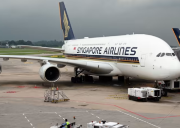 SEBUAH pesawat Airbus A380 Singapore Airlines diletakkan di atas landasan di Lapangan Terbang Antarabangsa Changi di Singapura pada 24 Oktober 2020. -AFP
