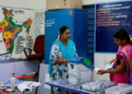 Pegawai pengundian bersiap sedia di pusat mengundi di sebuah sekolah, sehari sebelum fasa pertama pilihan raya, di Tiruvannamalai di Tamil Nadu, India, semalam. -REUTERS