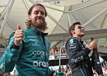 SEBASTIAN Vettel (kiri) mengakui mengadakan perbincangan dengan pasukan Mercedes tentang kemungkinan kembali semula ke perlumbaan Formula Satu (F1). - AFP