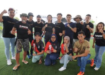 SEBAHAGIAN peserta sukan lasak berhalangan, Spartan Race Malaysia yang mengambil bahagian di Pusat Sukan Estuari, Iskandar Puteri, Johor. - UTUSAN/RAJA JAAFAR ALI