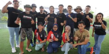 SEBAHAGIAN peserta sukan lasak berhalangan, Spartan Race Malaysia yang mengambil bahagian di Pusat Sukan Estuari, Iskandar Puteri, Johor. - UTUSAN/RAJA JAAFAR ALI