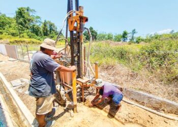 Kerja-kerja menggali telaga tiub untuk mendapatkan bekalan air di Kampung Bechah Salak, Mengkebang, Kuala Krai baru-baru ini.