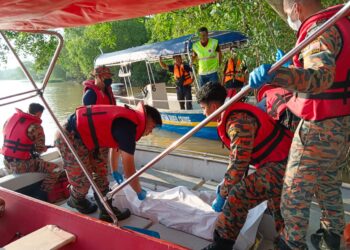 PASUKAN penyelamat membawa naik mayat lelaki yang mati lemas selepas dipercayai terjun ke dalam Sungai Perak, Dataran JPS di Teluk Intan hari ini. - UTUSAN/IHSAN JBPM