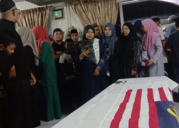 JENAZAH Mohd. Shahrizan Mohd. Termizi ketika dibawa ke rumah keluarganya di Taman Bunga Tanjung, Batu 10, Lekir di Manjung semalam. - UTUSAN