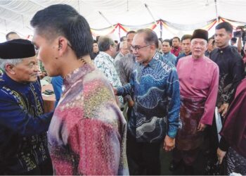 ANWAR Ibrahim ketika hadir pada Majlis Rumah Terbuka Aidilfitri Timbalan Perdana Menteri, Datuk Seri Fadillah Yusof di Sri Satria Putrajaya, semalam. – UTUSAN/FAISOL MUSTAFA