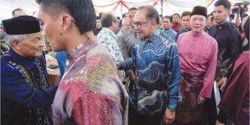 ANWAR Ibrahim ketika hadir pada Majlis Rumah Terbuka Aidilfitri Timbalan Perdana Menteri, Datuk Seri Fadillah Yusof di Sri Satria Putrajaya, semalam. – UTUSAN/FAISOL MUSTAFA