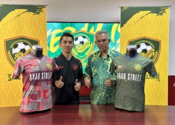 TAN Sri Dr. Mohd Daud Bakar (kanan) berasa lega selepas segala kemelut gaji dalam pasukan Kedah musim lalu selesai sepenuhnya.-IHSAN KDA FC