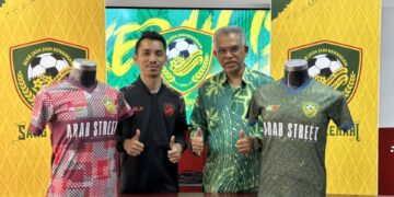 TAN Sri Dr. Mohd Daud Bakar (kanan) berasa lega selepas segala kemelut gaji dalam pasukan Kedah musim lalu selesai sepenuhnya.-IHSAN KDA FC