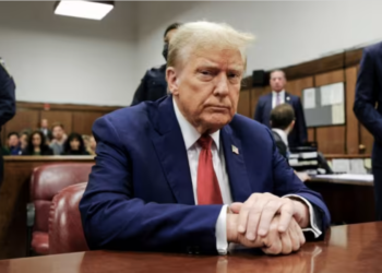 Donald Trump menghadiri perbicaraannya kerana didakwa menutup pembayaran wang senyap yang dikaitkan dengan hubungan luar nikah, di Mahkamah Jenayah Manhattan di New York City hari ini. -AFP