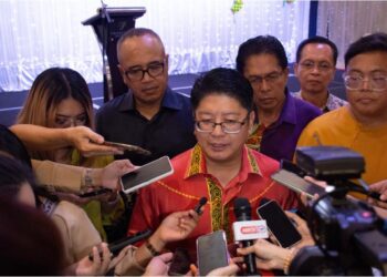 EWON Benedick semasa majlis iftar bersama warga Kementerian Pembangunan Usahawan dan Koperasi di Kota Kinabalu semalam