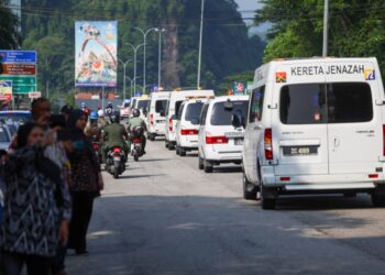 VAN membawa jenazah lapan mangsa nahas helikopter tiba untuk disolatkan di Batalion Ke-23 RAMD di Jalan Tambun, Ipoh. - UTUSAN/MUHAMAD NAZREEN SYAH MUSTHAFA