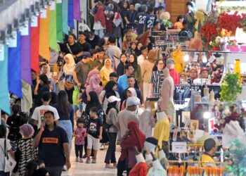 ORANG ramai termasuk warga Singapura bersesak untuk memilih baju raya ketika membeli-belah di Angsana Johor Bahru Mall, Johor Bahru, semalam. – UTUSAN/RAJA JAAFAR ALI