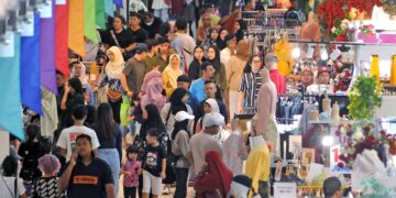 ORANG ramai termasuk warga Singapura bersesak untuk memilih baju raya ketika membeli-belah di Angsana Johor Bahru Mall, Johor Bahru, semalam. – UTUSAN/RAJA JAAFAR ALI