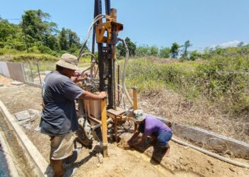KERJA-KERJA menggali telaga tiub mejadi salah satu langkah terbaik untuk mendapatkan bekalan air bersih di Kelantan.