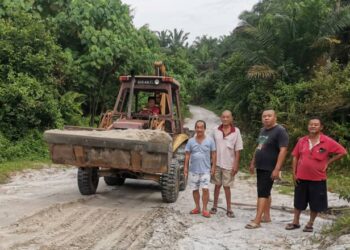 PENDUDUK Kampung Baru Palawan dekat Langkap menunjukkan laluan pintas yang diratakan untuk memudahkan orang ramai pulang ke ibu kota. - UTUSAN/AIN SAFRE BIDIN