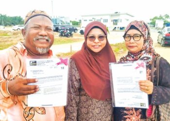 (Dari kiri) HASNAN Mat Konik, Faridah Hasan dan Nooraini Noor gembira menjadi antara 30 peserta yang menerima surat tawaran PPPS disampaikan Menteri Besar Perak, Datuk Seri Saarani Mohamad.  – UTUSAN/FADZIL ZAINOL