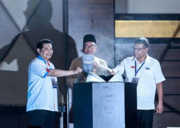 ANWAR Ibrahim bersama Rafizi Ramli (kiri) dan Saifuddin Nasution Ismail ketika melancarkan Pemerkasaan Organisasi Parti 25 Tahun (POP25) dan Kerangka Kerja PKR Menang Siri PRU16 (KEMAS16) pada Konvensyen 25 Tahun Keadilan di IDCC Shah Alam, kelmarin.-UTUSAN/AFIQ RAZALI